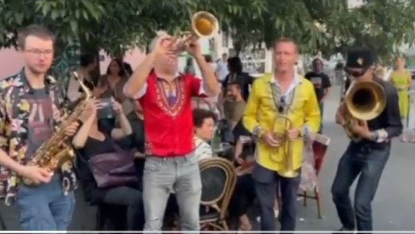 У ФРАНЦУСКОЈ ПО ТРАДИЦИЈИ РАСПЕВАНО ОБЕЛЕЖЕН ДОЛАЗАК ЛЕТА: Четири деценије Празника музике (ВИДЕО) У ФРАНЦУСКОЈ ПО ТРАДИЦИЈИ РАСПЕВАНО ОБЕЛЕЖЕН ДОЛАЗАК ЛЕТА: Четири деценије Празника музике (ВИДЕО)