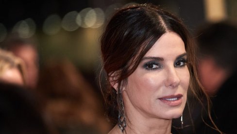 SANDRA BULOK ISPUNILA POSLEDNJU ŽELJU MRTVOM DEČKU: Dirljiv oproštaj SANDRA BULOK ISPUNILA POSLEDNJU ŽELJU MRTVOM DEČKU: Dirljiv oproštaj