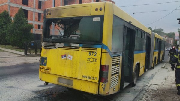 ЗАПАЛИО СЕ АУТОБУС ГСП-А У ЈОВАНКЕ РАДАКОВИЋ: Јапанцу на линији 27 горео мотор ЗАПАЛИО СЕ АУТОБУС ГСП-А У ЈОВАНКЕ РАДАКОВИЋ: Јапанцу на линији 27 горео мотор