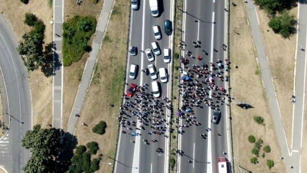 СЛИКА ИЗ ВАЗДУХА: Погледајте колико радника Фијата је блокирало ауто-пут код Сава центра (ФОТО) СЛИКА ИЗ ВАЗДУХА: Погледајте колико радника Фијата је блокирало ауто-пут код Сава центра (ФОТО)