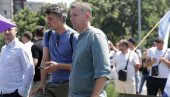 ВИШЕ ОД ПЕТ САТИ ТРАЈАЛО МАЛТРЕТИРАЊЕ ГРАЂАНА: На протесту радника Фијата били опозиционари ВИШЕ ОД ПЕТ САТИ ТРАЈАЛО МАЛТРЕТИРАЊЕ ГРАЂАНА: На протесту радника Фијата били опозиционари
