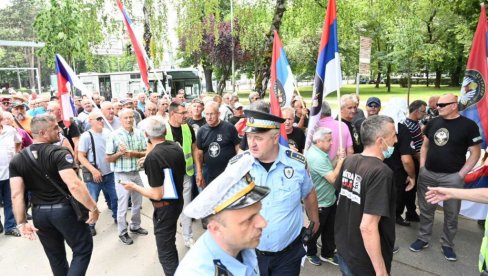 NEĆEMO MILOSTINJU VEĆ ŽIVOT DOSTOJAN ČOVEKA: Veterani Odbrambeno-otadžbinskog rata na protestu u Banjaluci traže svoja prava NEĆEMO MILOSTINJU VEĆ ŽIVOT DOSTOJAN ČOVEKA: Veterani Odbrambeno-otadžbinskog rata na protestu u Banjaluci traže svoja prava