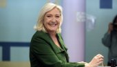 MAKRON SE IGRA RATNOG VOĐE: Le Pen - On sa takvim nemarom govori o životima naše dece MAKRON SE IGRA RATNOG VOĐE: Le Pen - On sa takvim nemarom govori o životima naše dece