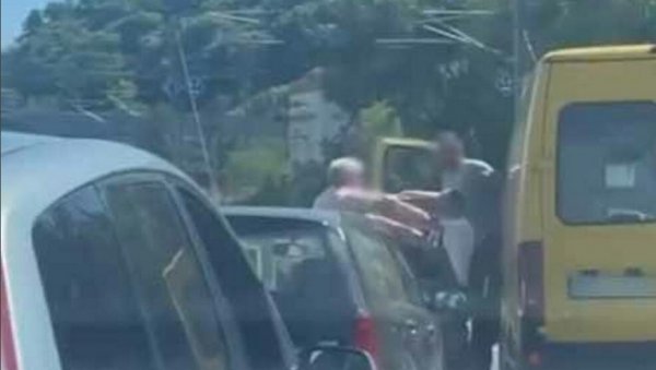 ИСЕКЛИ ГА КОМБИЈЕМ, ПА ГА УДАРАЛИ, СЕВНУЛА И ШТАНГЛА: Туча на путу у Раковици згрозила грађане (ВИДЕО) ИСЕКЛИ ГА КОМБИЈЕМ, ПА ГА УДАРАЛИ, СЕВНУЛА И ШТАНГЛА: Туча на путу у Раковици згрозила грађане (ВИДЕО)