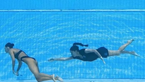 ПОТРЕСНЕ СЦЕНЕ: Изгубила свест и потонула на дно базена, пливачица умало избегла трагичну смрт у Будимпешти (ВИДЕО) ПОТРЕСНЕ СЦЕНЕ: Изгубила свест и потонула на дно базена, пливачица умало избегла трагичну смрт у Будимпешти (ВИДЕО)