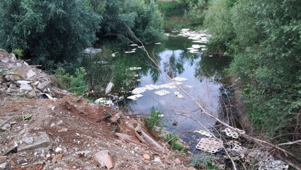 УКЛАЊАЈУ ДИВЉЕ ДЕПОНИЈЕ: Уклањање смећа почело на неколико локација у ћупријској општини УКЛАЊАЈУ ДИВЉЕ ДЕПОНИЈЕ: Уклањање смећа почело на неколико локација у ћупријској општини