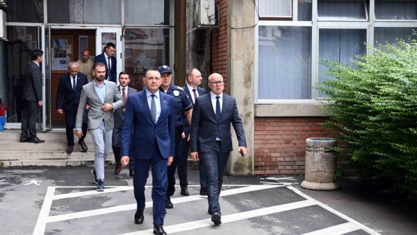ЗА БЕЗБЕДНОСТ ГРАЂАНА Вулин: Нови Сад је безбедан град, тако ће бити и за време Егзита (ФОТО) ЗА БЕЗБЕДНОСТ ГРАЂАНА Вулин: Нови Сад је безбедан град, тако ће бити и за време Егзита (ФОТО)
