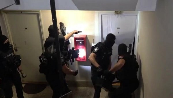 ПОГЛЕДАЈТЕ ХАПШЕЊЕ ТРОЧЛАНЕ БАНДЕ: Украли више од милион евра (ВИДЕО) ПОГЛЕДАЈТЕ ХАПШЕЊЕ ТРОЧЛАНЕ БАНДЕ: Украли више од милион евра (ВИДЕО)