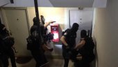 ПОГЛЕДАЈТЕ ХАПШЕЊЕ ТРОЧЛАНЕ БАНДЕ: Украли више од милион евра (ВИДЕО) ПОГЛЕДАЈТЕ ХАПШЕЊЕ ТРОЧЛАНЕ БАНДЕ: Украли више од милион евра (ВИДЕО)
