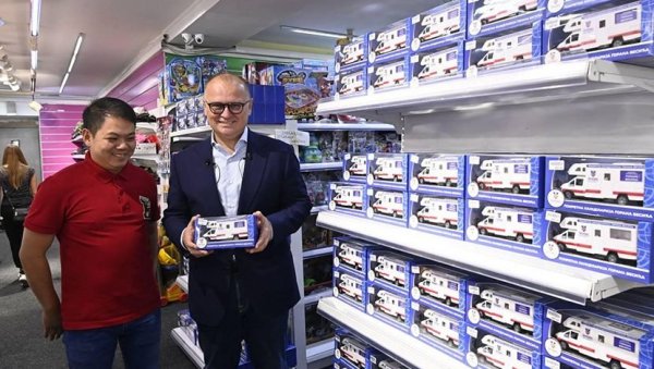 ВЕСИЋ ПРОДАЈЕ ПОКРЕТНУ КАНЦЕЛАРИЈУ: Од данас на полицама у кинеској робној кући ВЕСИЋ ПРОДАЈЕ ПОКРЕТНУ КАНЦЕЛАРИЈУ: Од данас на полицама у кинеској робној кући