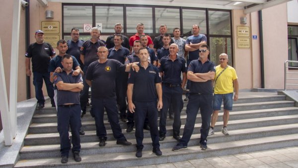 ПОВЕЋАЊЕ ПЛАТЕ ИЛИ НЕКА ГОРИ: Штрајк упозорења ватрогасаца у Билећи пред генералну обуставу рада ПОВЕЋАЊЕ ПЛАТЕ ИЛИ НЕКА ГОРИ: Штрајк упозорења ватрогасаца у Билећи пред генералну обуставу рада