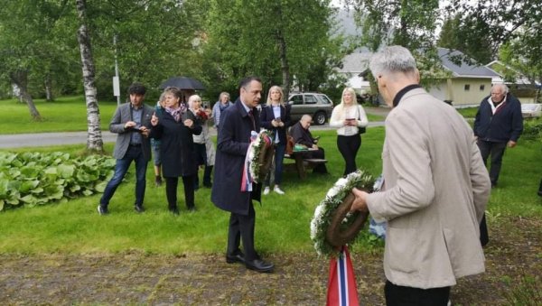 СЕЋАЊЕ НА СТРАХОТЕ ЛОГОРАША: У дружење норвешко-српског пријатељства обележило 80 година страдања СЕЋАЊЕ НА СТРАХОТЕ ЛОГОРАША: У дружење норвешко-српског пријатељства обележило 80 година страдања