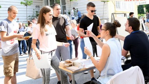 BRUCOŠI DOBILI KLJUČEVE OD SOBA: Počinje školska godina na univerzitetu u Beogradu BRUCOŠI DOBILI KLJUČEVE OD SOBA: Počinje školska godina na univerzitetu u Beogradu