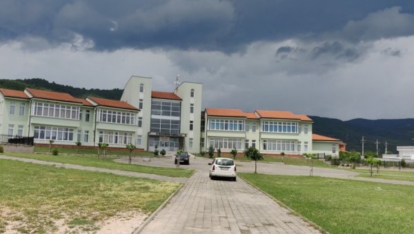 НОВОСТИ У ВЕЛИКОМ ТРНОВЦУ: Маратонска трка и даље траје - гласање пукло због свађе и дојаве о бомби НОВОСТИ У ВЕЛИКОМ ТРНОВЦУ: Маратонска трка и даље траје - гласање пукло због свађе и дојаве о бомби