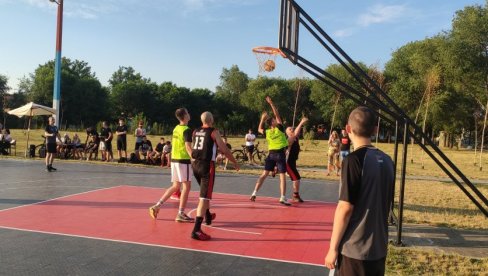 BASKETAŠI OKUPIRALI ZELENO POLJE: Košarkaški teren u srcu zrenjaninskog naselja poprište ljutih basketaških obračuna (FOTO) BASKETAŠI OKUPIRALI ZELENO POLJE: Košarkaški teren u srcu zrenjaninskog naselja poprište ljutih basketaških obračuna (FOTO)