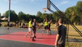 BASKETAŠI OKUPIRALI ZELENO POLJE: Košarkaški teren u srcu zrenjaninskog naselja poprište ljutih basketaških obračuna (FOTO)