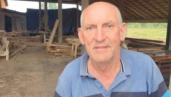 ОСЛАДИ СВЕ СОКАКЕ: Живорад Стефановић из Руњана дарује сву комшијску децу медом ОСЛАДИ СВЕ СОКАКЕ: Живорад Стефановић из Руњана дарује сву комшијску децу медом
