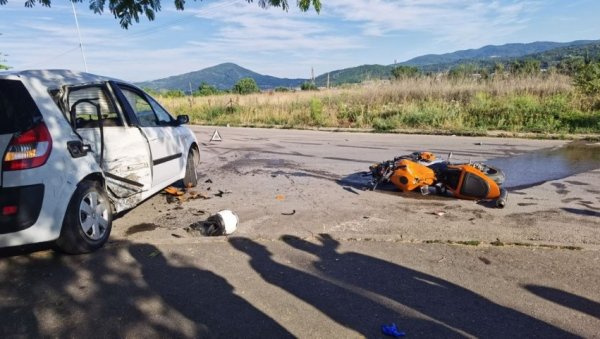 МЕЂУ ТРОЈЕ ПОВРЕЂЕНИХ И ДЕТЕ: Саобраћајна несрећа у Нишу, возачу мотора од удара спала наногвица, девојка летела 20 метара (ФОТО/ВИДЕО)