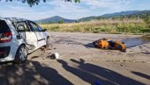 MEĐU TROJE POVREĐENIH I DETE: Saobraćajna nesreća u Nišu, vozaču motora od udara spala nanogvica, devojka letela 20 metara (FOTO/VIDEO)