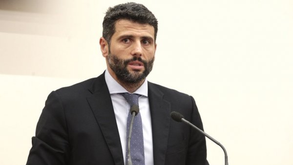 ДЕЛФИН У ДВОРУ: Александар Шапић ДЕЛФИН У ДВОРУ: Александар Шапић