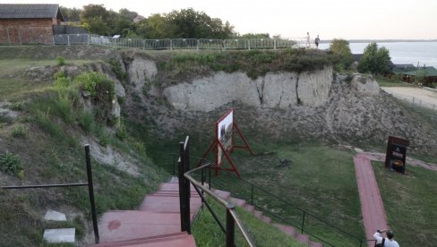 RASELJENE PORODICE KOD NALAZIŠTA U VINČI: Sastanak predstavnika opštine Grocka i žitelja naselja čiji su stambeni objekti bili uz Belo brdo RASELJENE PORODICE KOD NALAZIŠTA U VINČI: Sastanak predstavnika opštine Grocka i žitelja naselja čiji su stambeni objekti bili uz Belo brdo