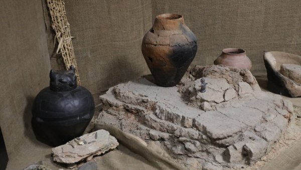 ПРОМОЦИЈА НЕОЛИТСКОГ НАСЛЕЂА: Изложба отворена до 30. јула на платоу испред општине Гроцка ПРОМОЦИЈА НЕОЛИТСКОГ НАСЛЕЂА: Изложба отворена до 30. јула на платоу испред општине Гроцка