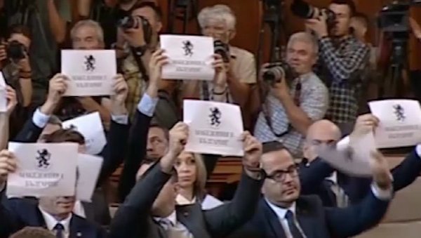 БЕС У СЕВЕРНОЈ МАКЕДОНИЈИ: Скандалозни транспаренти у бугарском парламенту са јасном поруком (ФОТО) БЕС У СЕВЕРНОЈ МАКЕДОНИЈИ: Скандалозни транспаренти у бугарском парламенту са јасном поруком (ФОТО)