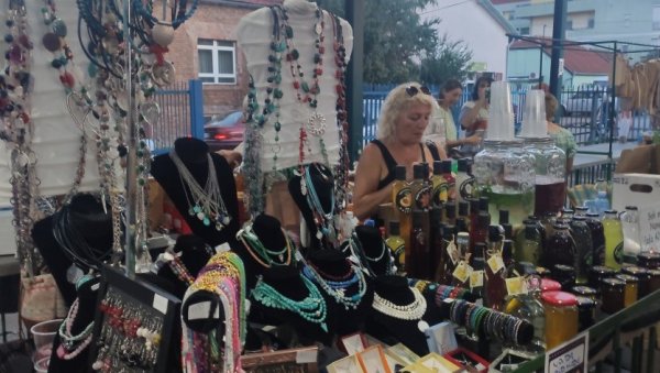 НОЋНИ БАЗАР НА МАЛОЈ ПИЈАЦИ У Зрењанину се окупио великих број малих прoизвођача (ФОТО/ВИДЕО) НОЋНИ БАЗАР НА МАЛОЈ ПИЈАЦИ У Зрењанину се окупио великих број малих прoизвођача (ФОТО/ВИДЕО)