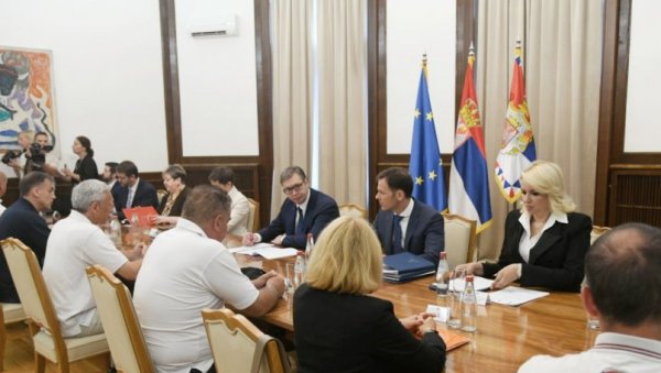 ВУЧИЋ: Два сата су трајали разговори са радницима Фијата, мислим да смо близу договора ВУЧИЋ: Два сата су трајали разговори са радницима Фијата, мислим да смо близу договора