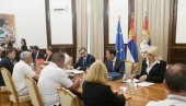 ВУЧИЋ: Два сата су трајали разговори са радницима Фијата, мислим да смо близу договора ВУЧИЋ: Два сата су трајали разговори са радницима Фијата, мислим да смо близу договора