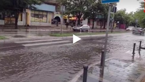 ULICE POD VODOM: Jaka kiša i vetar u Kraljevu (VIDEO) ULICE POD VODOM: Jaka kiša i vetar u Kraljevu (VIDEO)