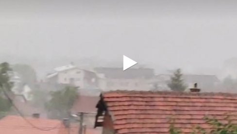 JAKO NEVREME U VRANJU: Smračilo se, a onda su krenuli jak vetar i pljusak (VIDEO) JAKO NEVREME U VRANJU: Smračilo se, a onda su krenuli jak vetar i pljusak (VIDEO)