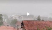 JAKO NEVREME U VRANJU: Smračilo se, a onda su krenuli jak vetar i pljusak (VIDEO) JAKO NEVREME U VRANJU: Smračilo se, a onda su krenuli jak vetar i pljusak (VIDEO)