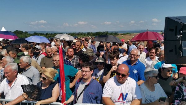 АВИОНИ У ВАЗДУХУ, ПАДОБРАНЦИ СПРЕМНИ ЗА СКОК: Народ пристиже на Росуље (ФОТО/ВИДЕО) АВИОНИ У ВАЗДУХУ, ПАДОБРАНЦИ СПРЕМНИ ЗА СКОК: Народ пристиже на Росуље (ФОТО/ВИДЕО)