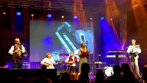 ŽURKA ZA PUNOLETSTVO NA VIDOVDAN: Etno grupa Izvor slavi 18. rođendan ŽURKA ZA PUNOLETSTVO NA VIDOVDAN: Etno grupa Izvor slavi 18. rođendan