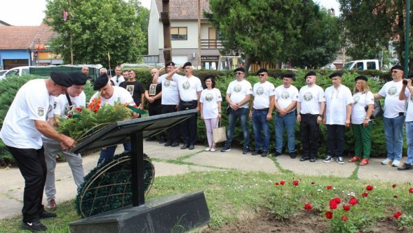 ЧУВАЈМО УСПОМЕНЕ НА НАШЕ ВИТЕЗОВЕ: На Видовданском сабору у Руми одата почаст онима који су за слободу положили живот ЧУВАЈМО УСПОМЕНЕ НА НАШЕ ВИТЕЗОВЕ: На Видовданском сабору у Руми одата почаст онима који су за слободу положили живот
