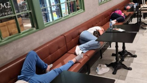DAN I NOĆ PROVELI PO ČEKAONICAMA: Građani sa otkazanih letova iz Rima i Frankfurta za Novosti DAN I NOĆ PROVELI PO ČEKAONICAMA: Građani sa otkazanih letova iz Rima i Frankfurta za Novosti