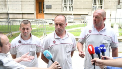 OTPREMNINA 790 PO GODINI STAŽA: Radnici Fijata zadovoljni dogovorom koji je u subotu postignut sa predsednikom Srbije i državnim vrhom OTPREMNINA 790 PO GODINI STAŽA: Radnici Fijata zadovoljni dogovorom koji je u subotu postignut sa predsednikom Srbije i državnim vrhom