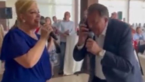 DODIK ZAPEVAO ZA MAJKU: Pozvao je na telefon i otpevao joj čuveni hit (VIDEO) DODIK ZAPEVAO ZA MAJKU: Pozvao je na telefon i otpevao joj čuveni hit (VIDEO)