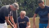 KAKO NE MOŽETE TRAMBOLINU DA SASTAVITE, A IGRATE VIMBLDON? Stefan Đoković isprozivao tatu Novaka, a tek njegova reakcija je hit (VIDEO) KAKO NE MOŽETE TRAMBOLINU DA SASTAVITE, A IGRATE VIMBLDON? Stefan Đoković isprozivao tatu Novaka, a tek njegova reakcija je hit (VIDEO)