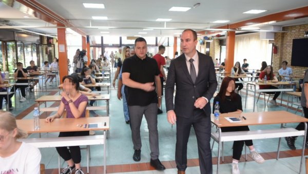 НИЈЕ БИЛО ДОЈАВЕ О БОМБАМА: Министар Ружић о полагању мале матуре НИЈЕ БИЛО ДОЈАВЕ О БОМБАМА: Министар Ружић о полагању мале матуре