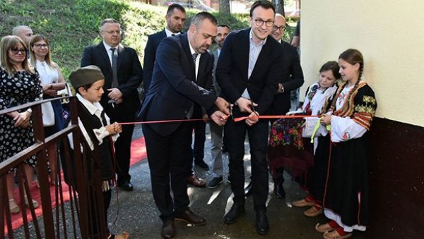 ПЕТКОВИЋ ОТВОРИО НОВИ ПОГОН ФАБРИКЕ ЈУМКОС У ЗУБИНОМ ПОТОКУ: Отварање нових радних места приоритет Канцеларије за КиМ ПЕТКОВИЋ ОТВОРИО НОВИ ПОГОН ФАБРИКЕ ЈУМКОС У ЗУБИНОМ ПОТОКУ: Отварање нових радних места приоритет Канцеларије за КиМ