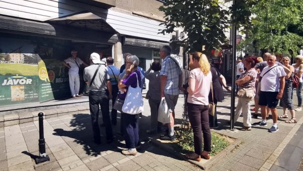 НАЈВЕЋЕ ГУЖВЕ У КРАГУЈЕВЦУ: Подељено 45.204 ваучера за одмор, више од пола узели пензионери НАЈВЕЋЕ ГУЖВЕ У КРАГУЈЕВЦУ: Подељено 45.204 ваучера за одмор, више од пола узели пензионери