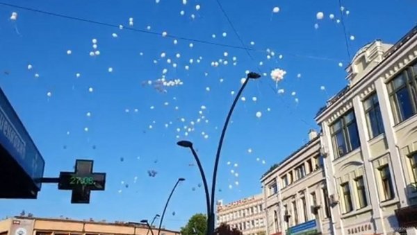 БЕЛИ БАЛОНИ ЗА ОГЊЕНА, НИКОЛУ, ИВАНА И ЛУКУ: Београд и Чачак се опраштају од младића трагично страдалих у саобраћајној несрећи БЕЛИ БАЛОНИ ЗА ОГЊЕНА, НИКОЛУ, ИВАНА И ЛУКУ: Београд и Чачак се опраштају од младића трагично страдалих у саобраћајној несрећи