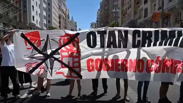 ДЕМОНСТРАЦИЈЕ ПРОТИВ НАТО У МАДРИДУ: Оптужују западну алијансу за распиривање рата у Украјини, перформанс испред Пикасове Гернике (ВИДЕО) ДЕМОНСТРАЦИЈЕ ПРОТИВ НАТО У МАДРИДУ: Оптужују западну алијансу за распиривање рата у Украјини, перформанс испред Пикасове Гернике (ВИДЕО)