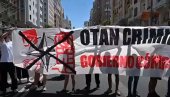 ДЕМОНСТРАЦИЈЕ ПРОТИВ НАТО У МАДРИДУ: Оптужују западну алијансу за распиривање рата у Украјини, перформанс испред Пикасове Гернике (ВИДЕО)