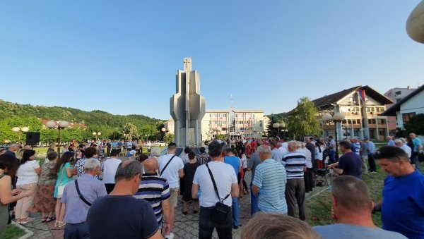 ПОЧАСТ ЈУНАЦИМА ОД КОСОВСКОГ БОЈА: У Угљевику служен парастос за све страдале Србе (ФОТО) ПОЧАСТ ЈУНАЦИМА ОД КОСОВСКОГ БОЈА: У Угљевику служен парастос за све страдале Србе (ФОТО)