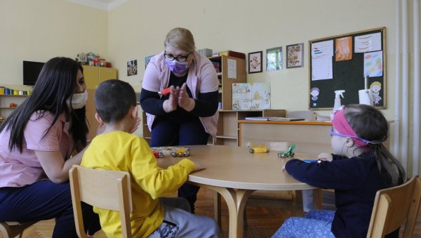 ПОМОЋ ТРЕБА ЗА 60.000 ДЕЦЕ: Један стручњак предводи тим који ради са сваким родитељским паром ПОМОЋ ТРЕБА ЗА 60.000 ДЕЦЕ: Један стручњак предводи тим који ради са сваким родитељским паром