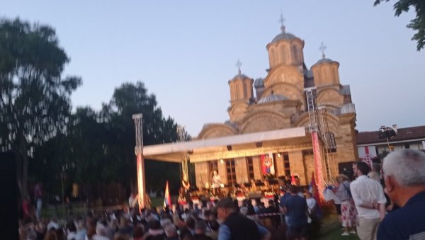 ПЕСНИЧКО БДЕНИЈЕ И ДОДЕЛА НАГРАДА: Завршене Видовданске свечаности у порти манастира Грачаница, присуствовао и патријарх Порфирије ПЕСНИЧКО БДЕНИЈЕ И ДОДЕЛА НАГРАДА: Завршене Видовданске свечаности у порти манастира Грачаница, присуствовао и патријарх Порфирије