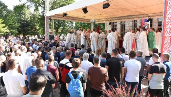ПОЈАЧАНО ПРИСУСТВО ТЗВ. КОСОВСКЕ ПОЛИЦИЈЕ У ГРАЧАНИЦИ: Велики број верника окупљен у манастиру, пут Грачаница-Гњилане затворен (ФОТО) ПОЈАЧАНО ПРИСУСТВО ТЗВ. КОСОВСКЕ ПОЛИЦИЈЕ У ГРАЧАНИЦИ: Велики број верника окупљен у манастиру, пут Грачаница-Гњилане затворен (ФОТО)